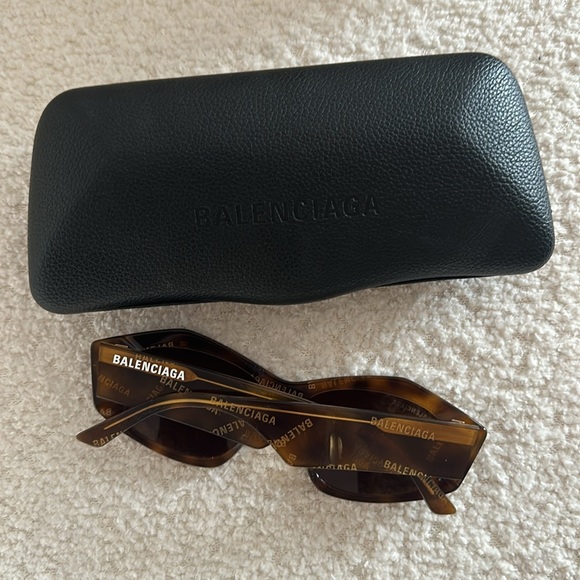 Balenciaga Tortoiseshell CatEye Logo Sunnies - Picture 4 of 5